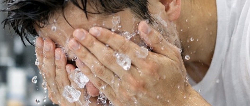 冷たい水で顔を洗う